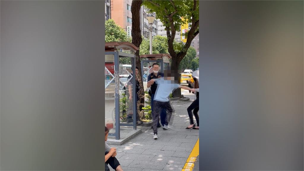 醉男急診室外嗆警挑釁 遭壓制管束瞬間「清醒」