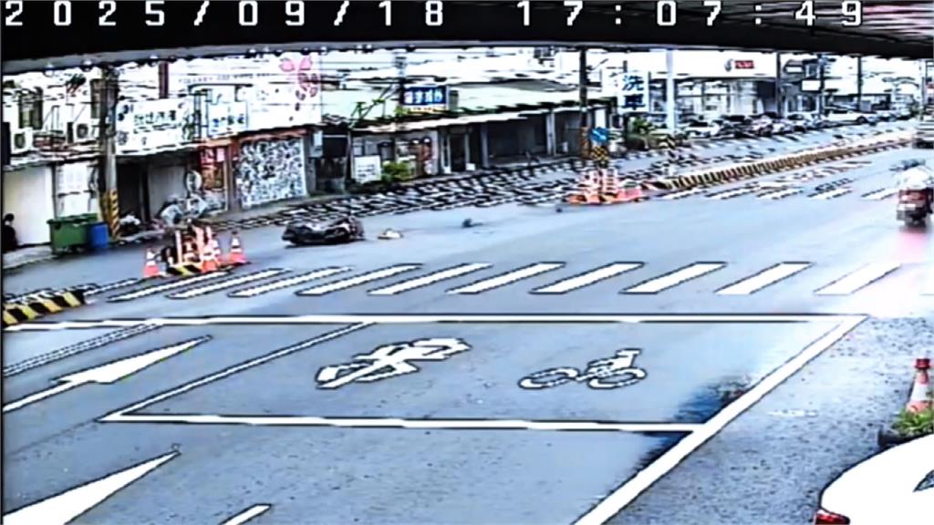 彰化2機車路口對撞! 騎士雙雙噴飛 機車「原地打轉」