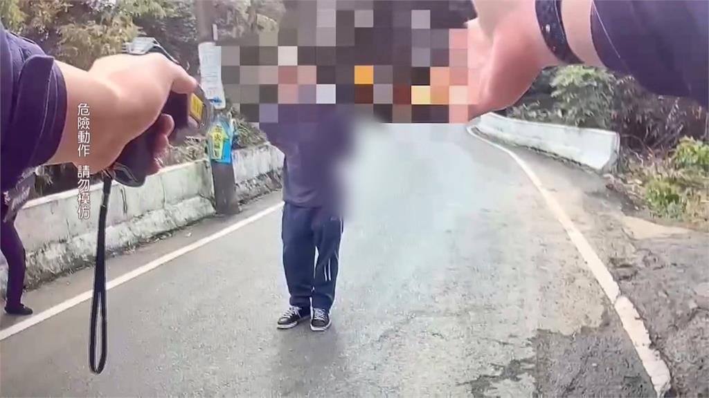 桃園36歲男手持鐮刀暴走 警方口頭勸降成功逮人