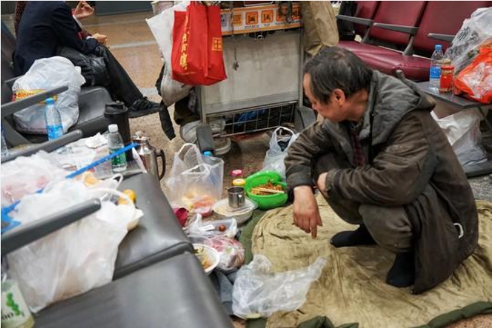 中國男和老婆吵架離家出走 住北京機場14年...不愁吃還能領「月薪」