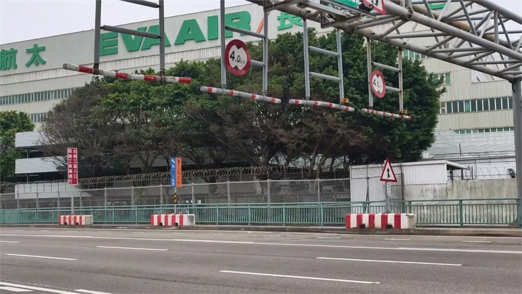 貨車載物過高撞擊桃機附近限高桿　警：最高可罰1.8萬