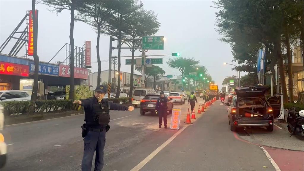 貨車"液鹼"沿路洩漏! 14名騎士打滑慘摔 熱心民眾趕緊幫指揮交通