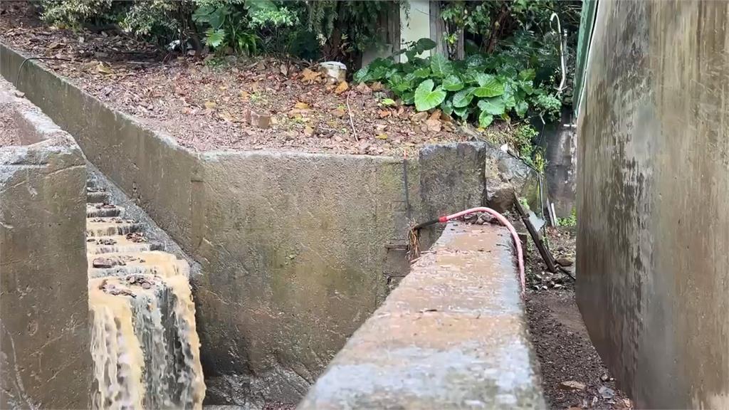 颱風後遺症!一下雨就土石崩落 大量泥流灌進民宅