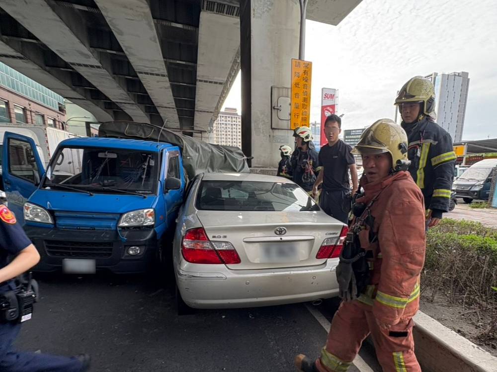 快新聞/新北大道3車撞成一團!駕駛竟是通緝犯 警方還搜出車內有「這包」