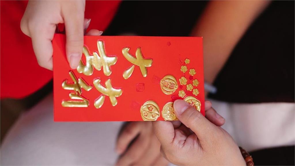 年前衝銀行搶換新鈔被轟炸5天 行員「數到手抖」崩潰:做夢都在數鈔票!