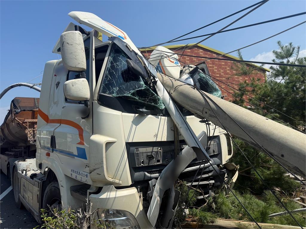 苗栗曳引車為閃車撞民宅　台中物流車等紅綠燈睡著釀回堵