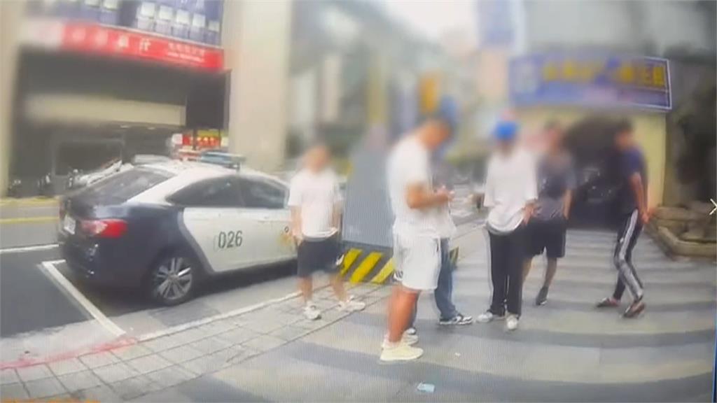 歡唱後找樂子找到警車上　見警車沒鎖起鬨上車玩鬧囂張PO網