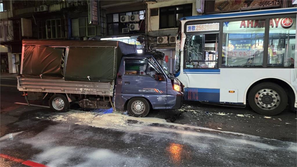 新店公車為閃車急打方向盤　跨越車道撞對向貨車