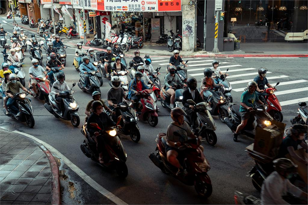 騎士停紅燈「前移一下」挨罰!當事人喊冤提告「1關鍵」遭法院駁回