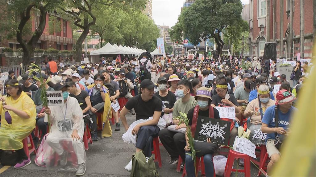 快新聞／萬人包圍立法院反藍白黑箱！　香港學運女神周庭聲援：願你順遂台灣