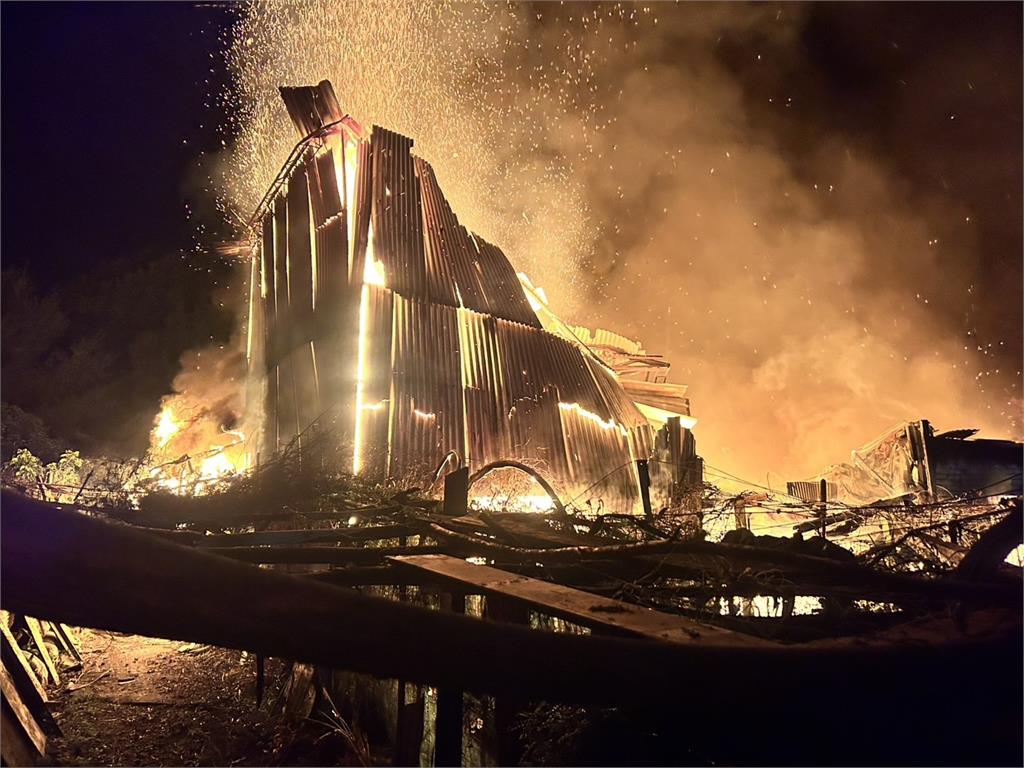 快新聞/台中暗夜大火!鐵皮工寮燒成火炬 嚇壞目擊民眾