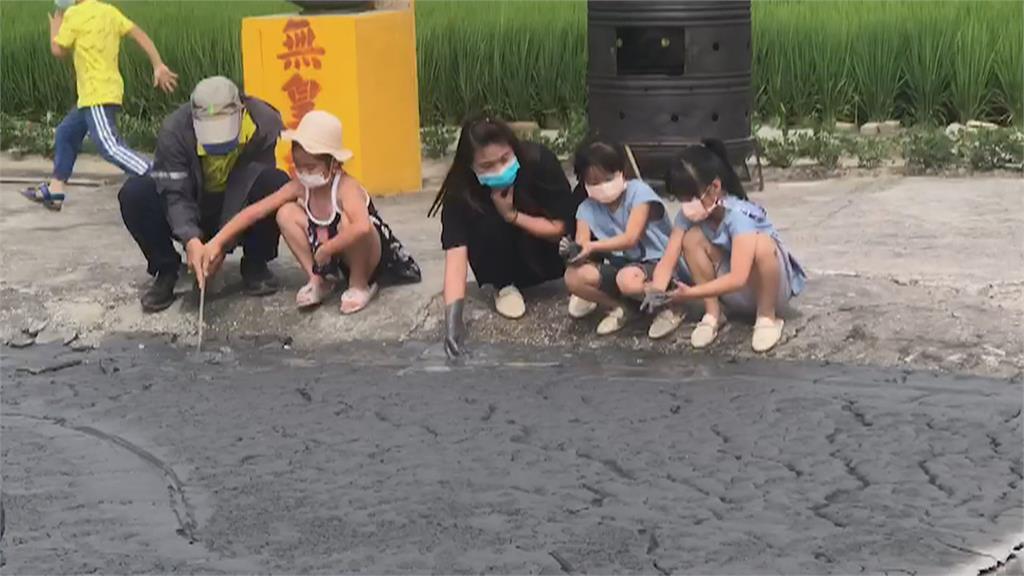 泥火山噴發吸人潮！另類觀光景點民眾超嗨