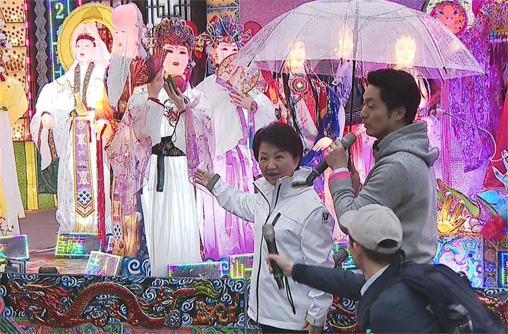 與台北市長蔣萬安看"撞臉花燈" 盧秀燕喊：「比我漂亮」