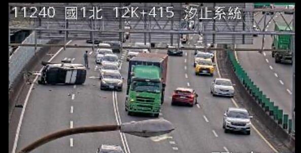 快新聞／國1經傳追撞翻車事故　2歲童與母親一度受困