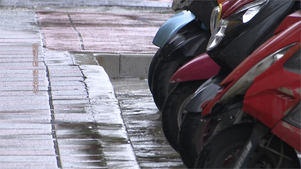 疑恍神小黃撞倒整排機車 61歲運將:想停路邊買東西