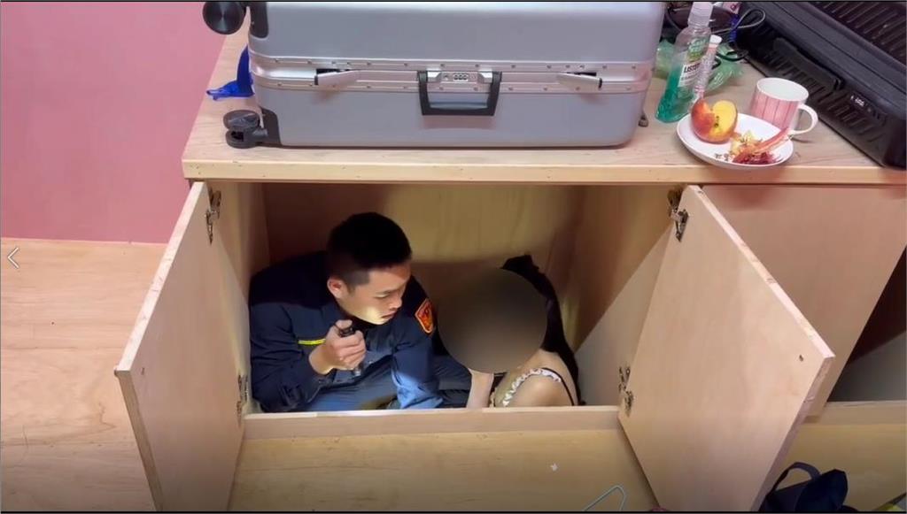 桃園養生館竟藏有「消失的密室」！警方攻堅逮補4應召妹、2客人