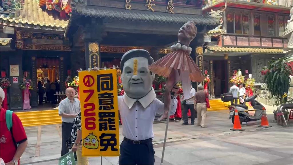 民眾「扮傅崐萁」諷林沛祥幫撐傘 林沛祥站路口、掃街回防