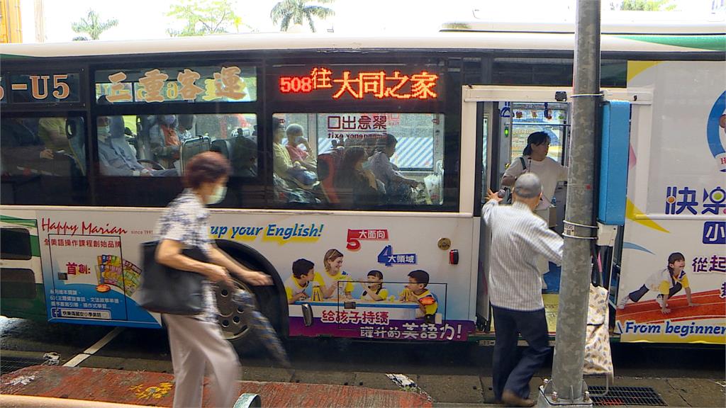 公車爆攻擊! 男疑不滿被擋路 持傘戳女學生害濺血