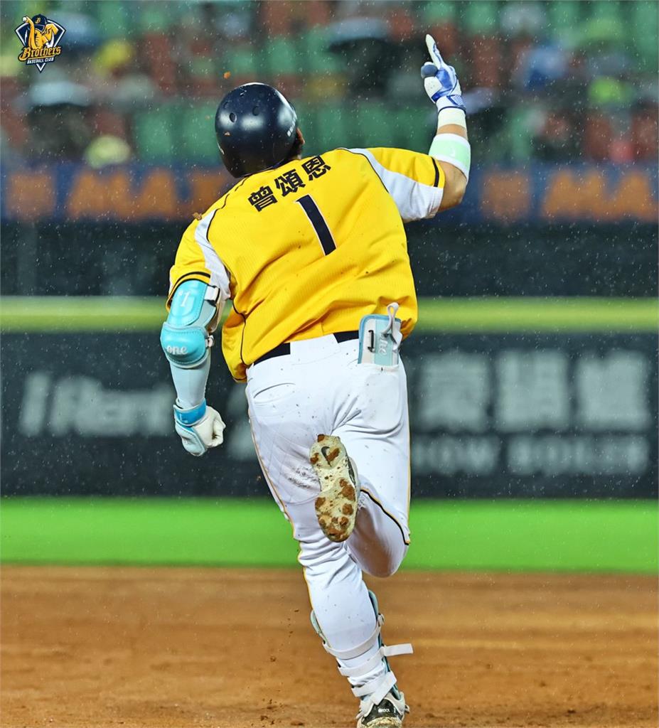 中職/突破低潮「場上場下皆開轟」 全壘打王曾頌恩二寶報到「爸」氣回歸