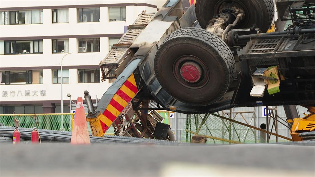 京華城改建工安意外驚險畫面曝！吊車翻覆吊臂垂掛　駕駛一度受困