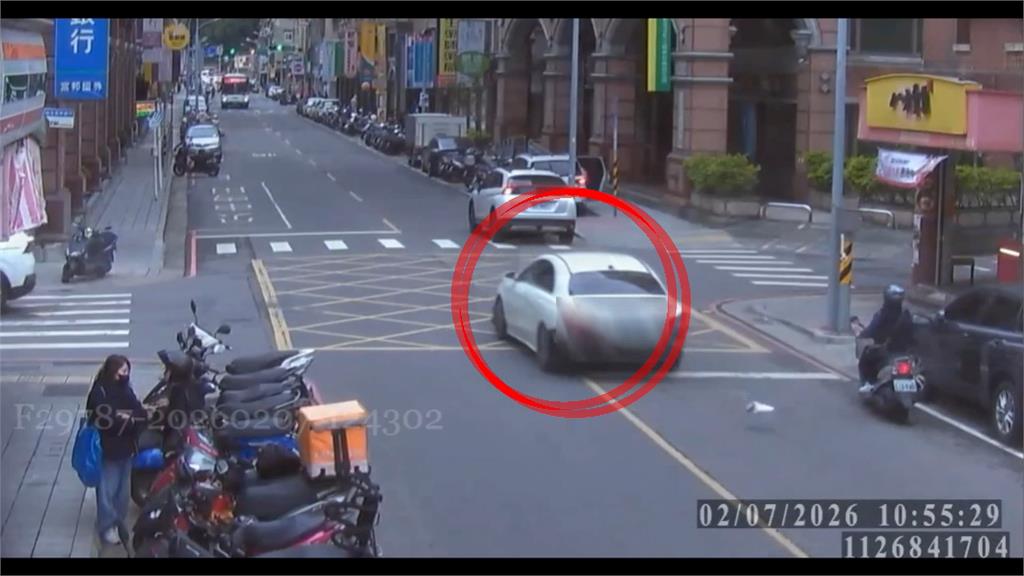 樹林火車站前警匪追逐！通緝犯拒檢衝撞波及「騎士+員警」