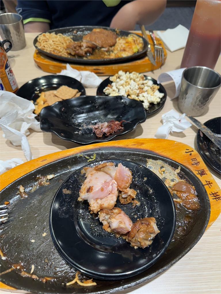 八德牛排館用餐等半小時 雞肉上桌「沒熟」消費者怒客訴