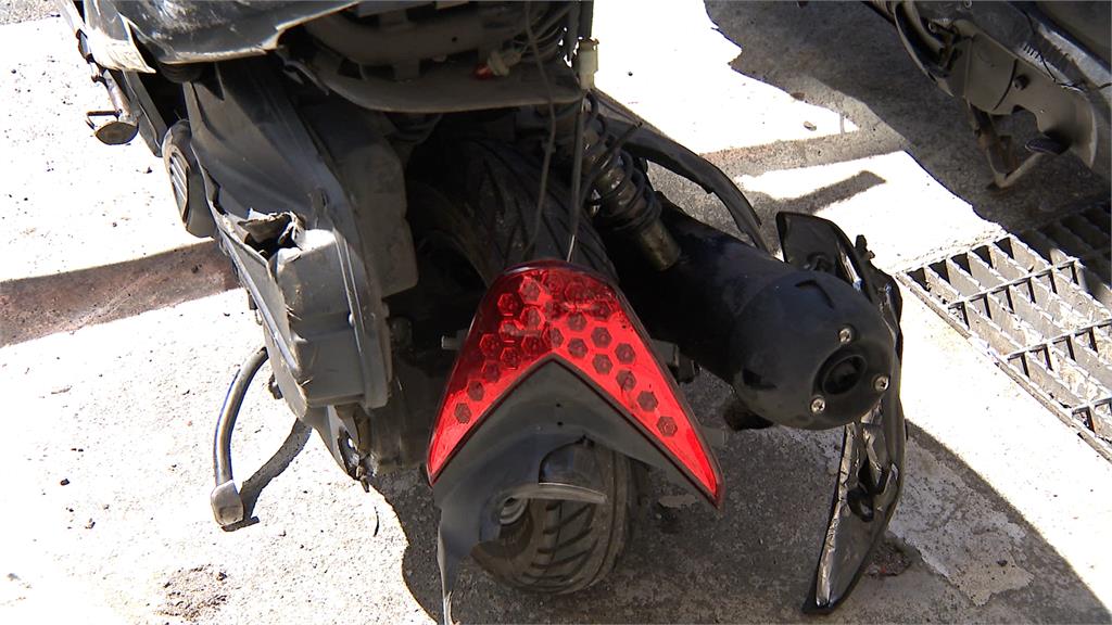 太陽太刺眼? 68歲男開車衝人行道 連撞19機車後翻車