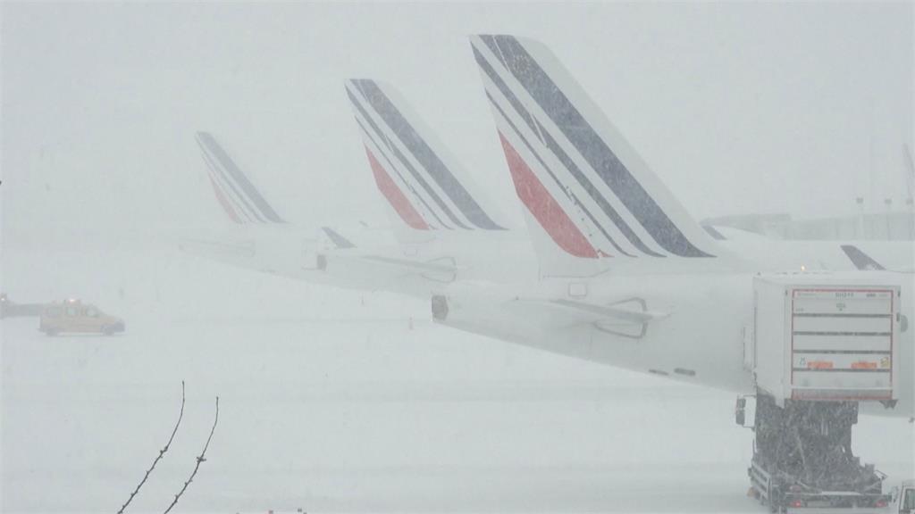 巴黎降雪民眾嗨打雪仗 戴高樂機場百班航班被迫取消