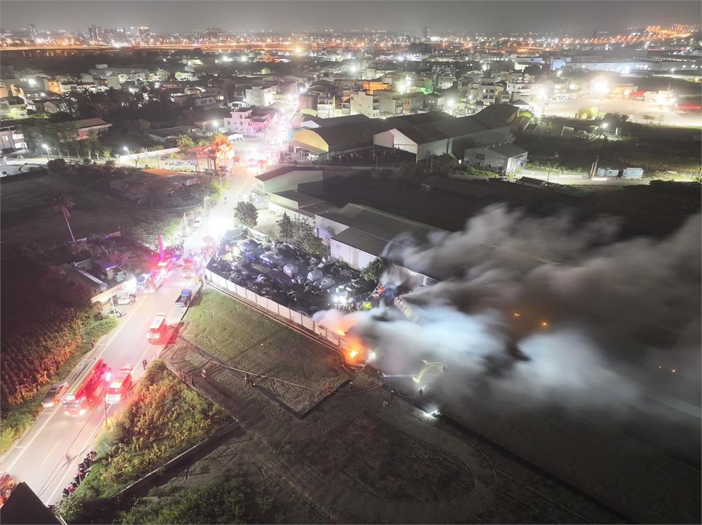 最新／台南驚傳爆炸聲！工廠晚間竄火舌「逾10員工受困」　消防增派人手搶救