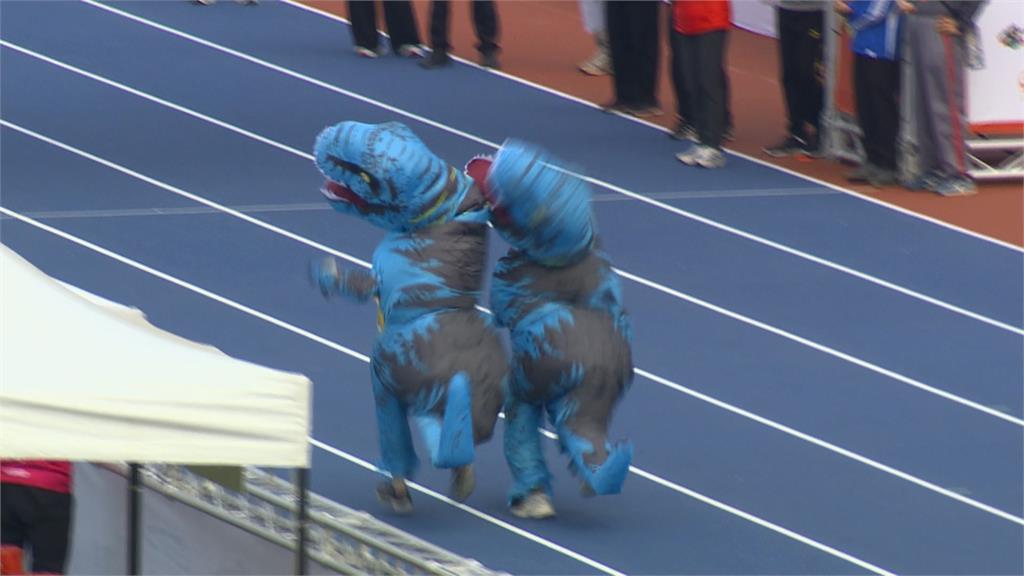 200隻「恐龍」向前衝　陳其邁「騎」恐龍頻喊「好喘」
