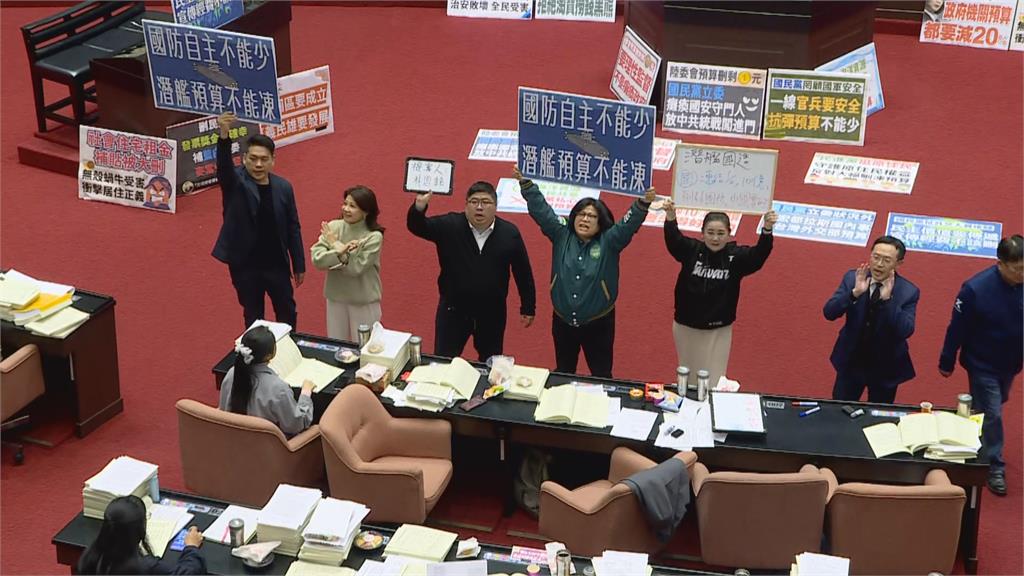 快新聞/潛艦國造10億元遭凍結!綠委齊聲抗議 傅崐萁站一旁笑著聊天
