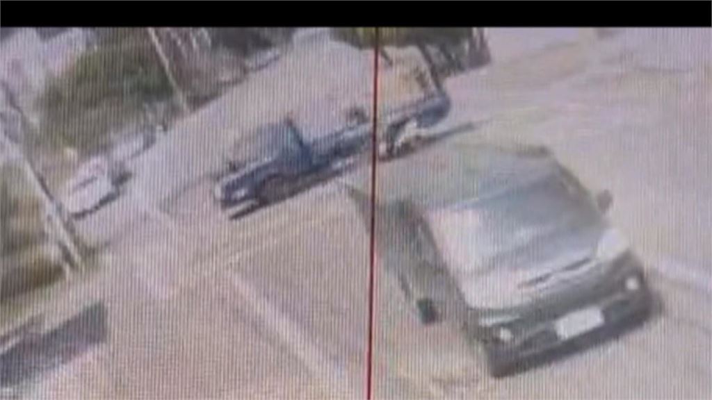 離奇車禍！竹市小貨車突迴轉　騎士猛撞「噴飛躺進車斗」
