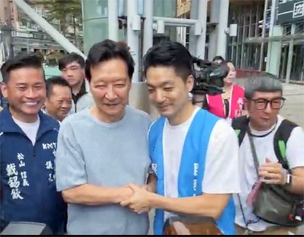 蔣萬安被問「選的很辛苦原因」秒回一長串！趙少康瞬間語塞喊「我幫你答」場面超尷尬