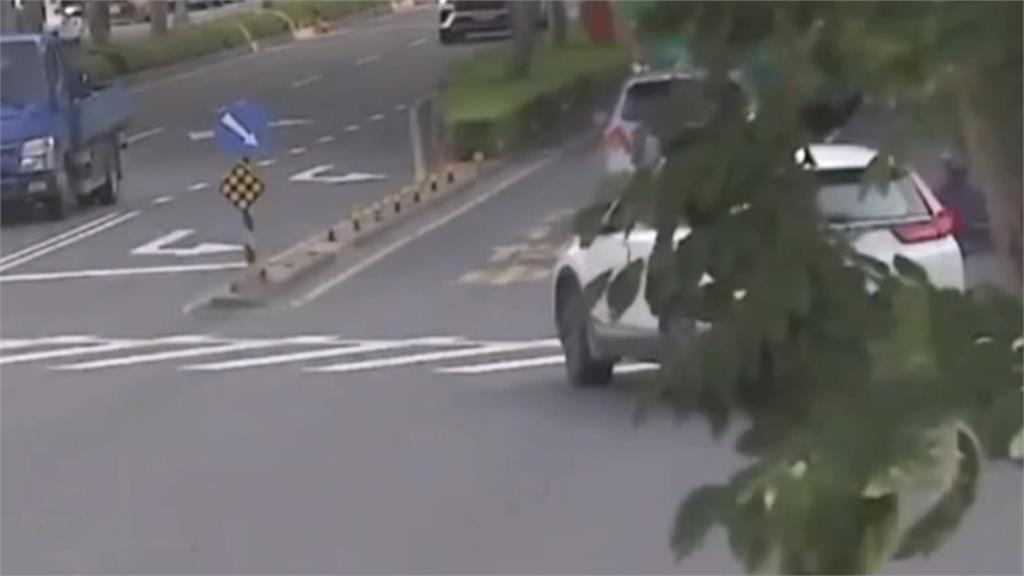 高雄這駕駛撞單車下車罵完就跑了? 父氣炸扮柯南找人 當事人出面了!