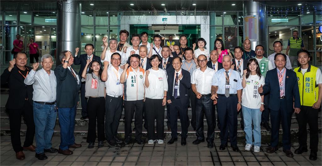 快新聞／3千鄉親力挺！蘇巧慧震撼同框新北綠營大咖　支持者嗨翻搶握手