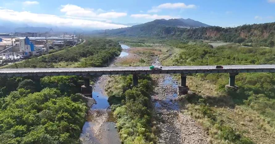 水瀑狂噴! 鯉魚潭40公分過橋管破 台水急調度搶修