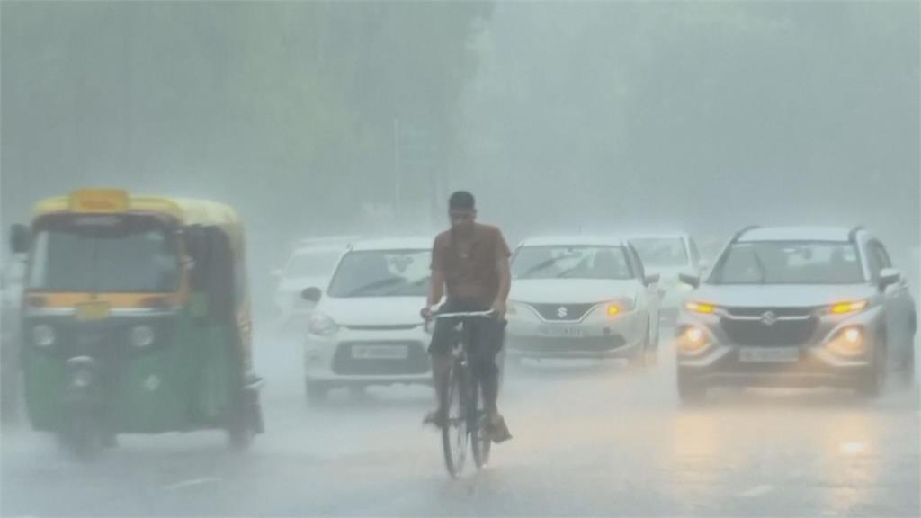 印度新德里大雨狂下　部分地區水深快及腰