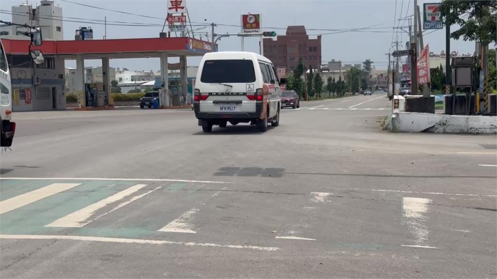 又傳虐狗?彰化貨車駕駛「開車溜狗」 犬遭栓拖行狂追