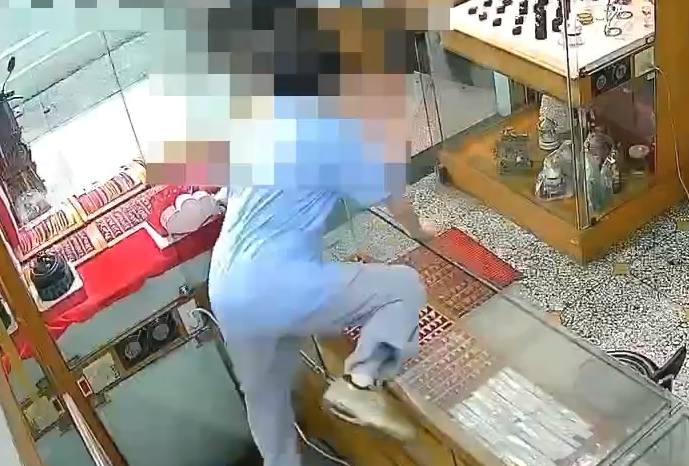 搶劫！宜蘭男銀樓試戴戒指後落跑　逃半小時仍落網