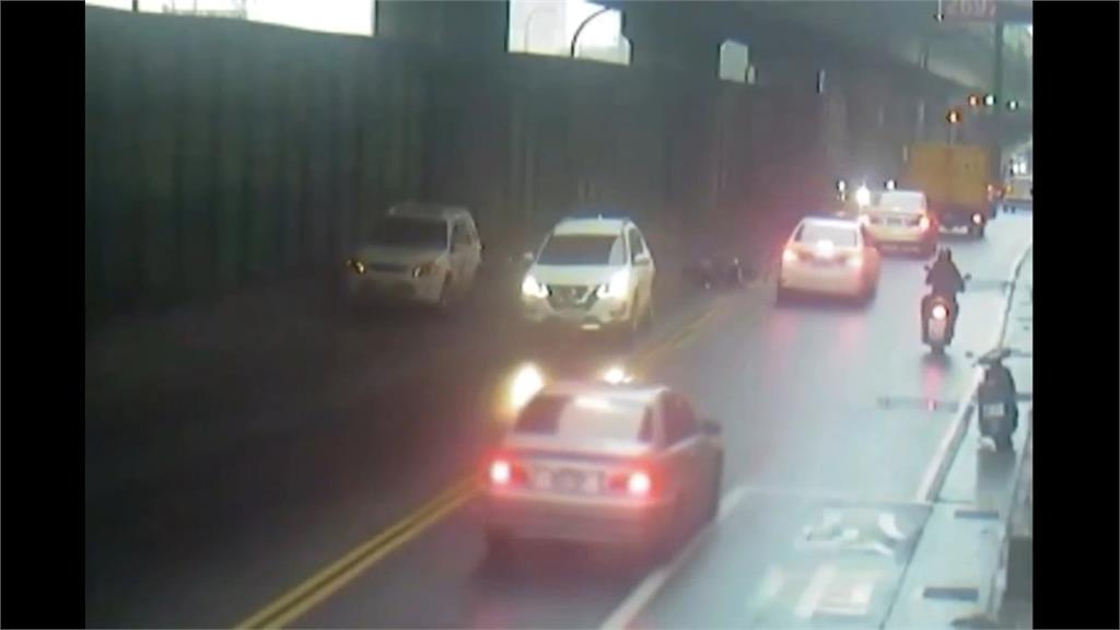 驚悚瞬間!騎士自摔卡轎車輪下 公車逆向超車近15秒全都錄
