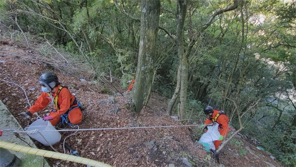 瞎! 志工著裝備垂降愛山林 竟清出「馬桶、浴缸」