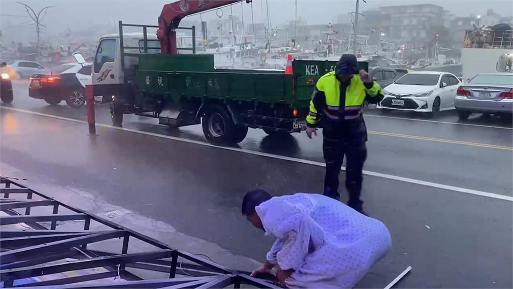 快新聞/風真的大!宜蘭海鮮餐廳「招牌被吹垮」 現場畫面曝