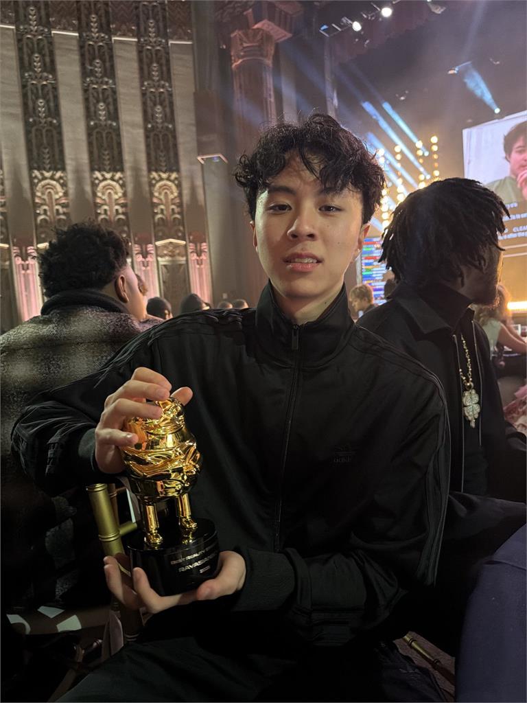 「最強高中生」才奪大獎就出事！女網紅認被冒犯「害怕到發抖」Ray直播開嗆：Ｘ你