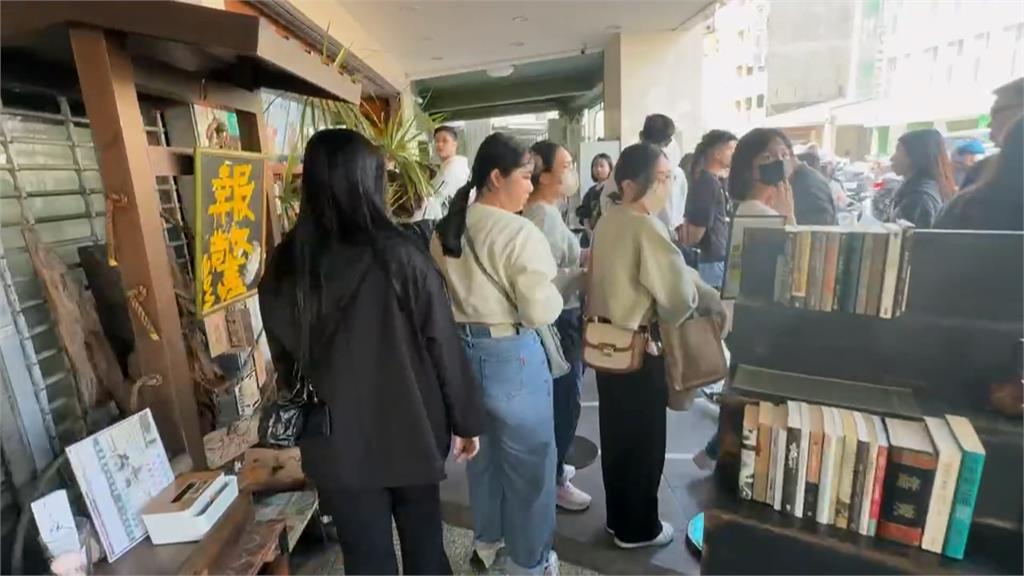 老字號茶行爆紅！顧客塞滿騎樓　隔壁店家擺物阻擋排隊