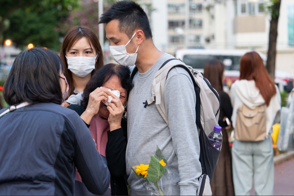 香港大火/惡火奪百條人命!大樓上空見「1道光柱」撒下⋯網鼻酸:像瑞相