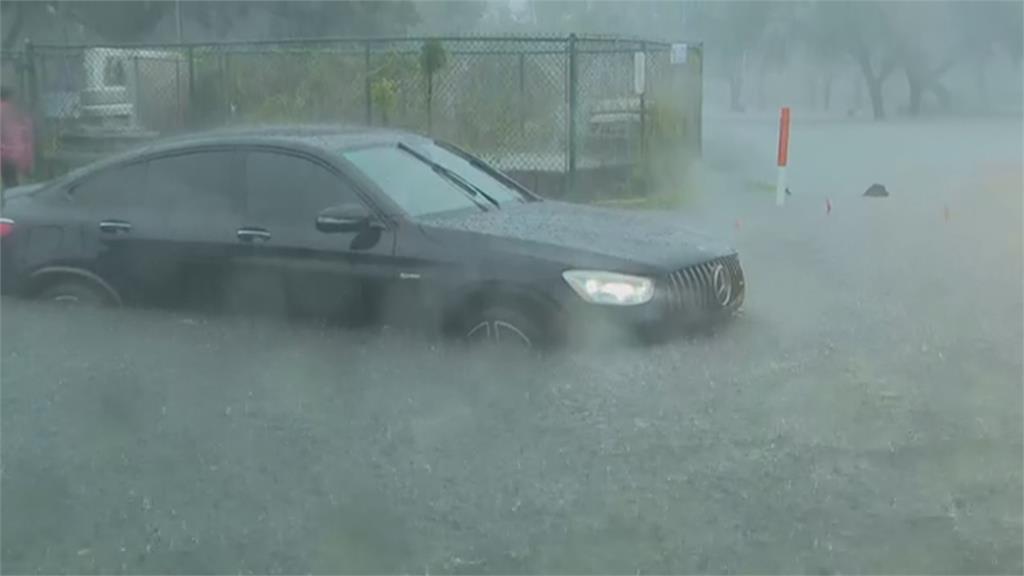 佛州暴雨釀洪水! 邁阿密馬路變水路、民眾划獨木舟
