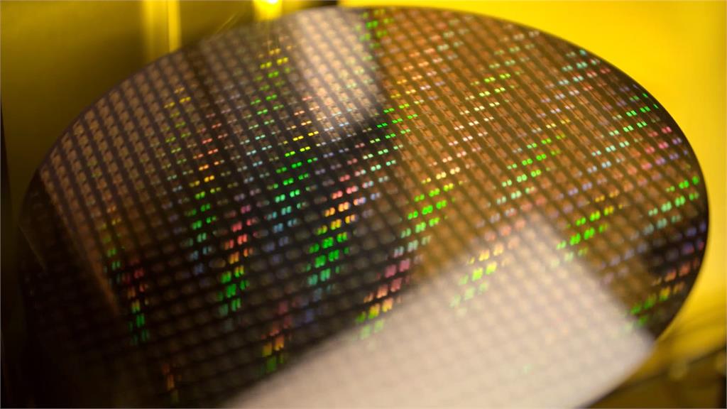 不意外...又改口不怪台灣搶晶片　川普出席投資論壇再誇黃仁勳「幹得好」