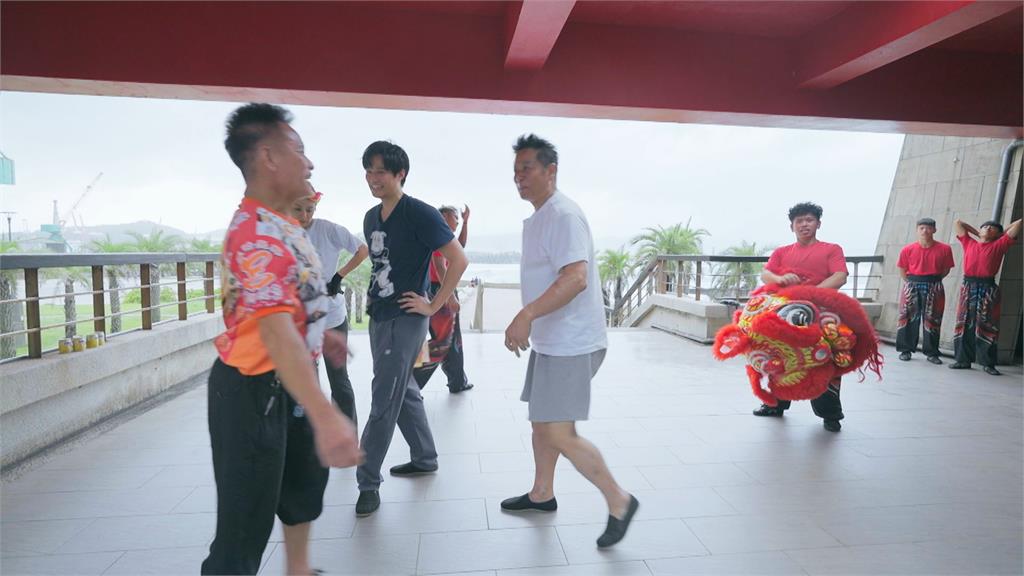 徐乃麟帶兒子徐新洋挑戰「弄獅」 魔鬼訓練雙腿超抖直喊「退通告」
