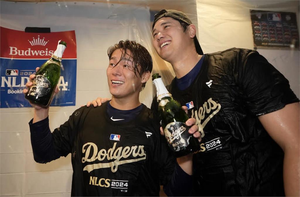 MLB（影）／隊友山本由伸受訪「亂入」！大谷翔平調皮朝臉噴香檳