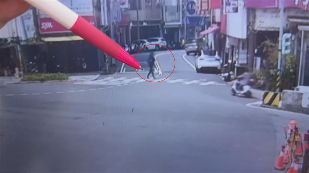 悚!苗栗男子街頭亮刀追人引恐慌 遭警壓制逮捕